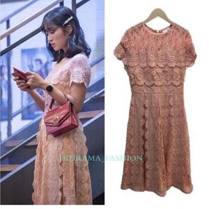 {VGUC} CHAMPAGNE & STRAWBERRY lace dress